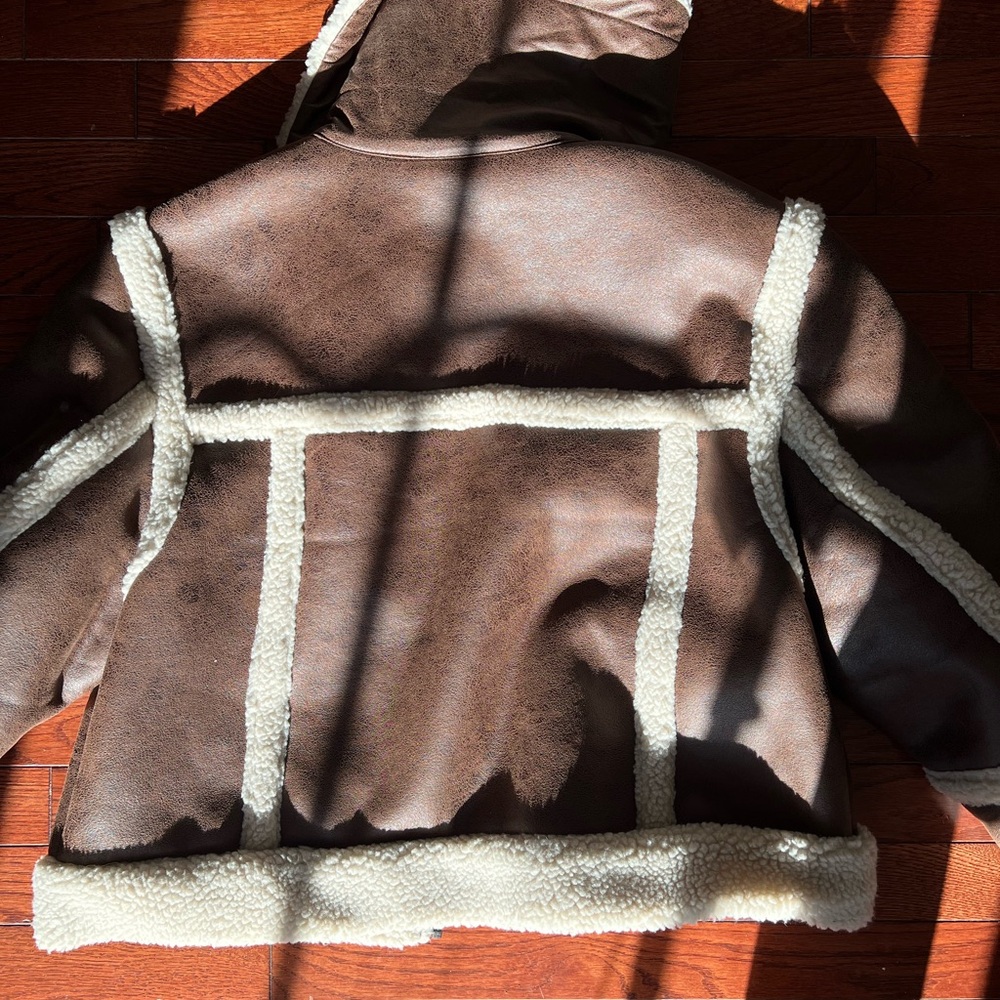 ๐ Brown Shearling Jacket - Picture 3 of 4
